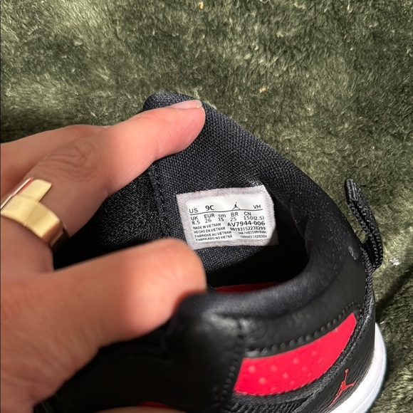 Jordan Black and Red Iconic Sneakers - Picture 3 of 5